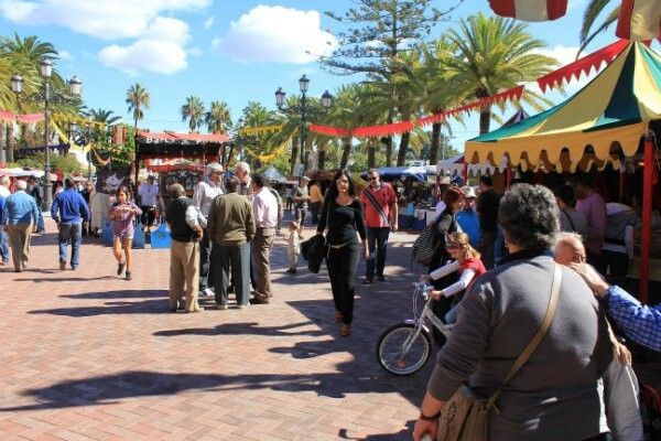 Miles de personas visitan en Ayamonte el Mercado Goyesco