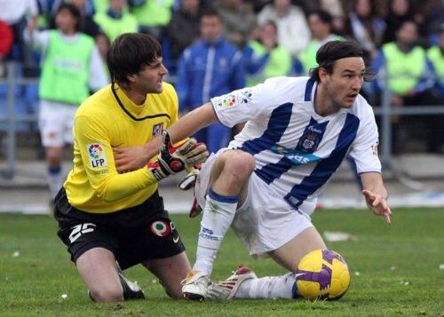 Nef, un lateral lento y fallón que despunta en la Europa League