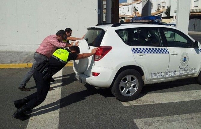 La Policía Local de Aljaraque patrulla a pie al no tener vehículos y lamenta las carencias de material