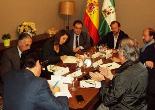 La delegada del Gobierno recibe a  representantes del sector del ibérico de Huelva y Córdoba