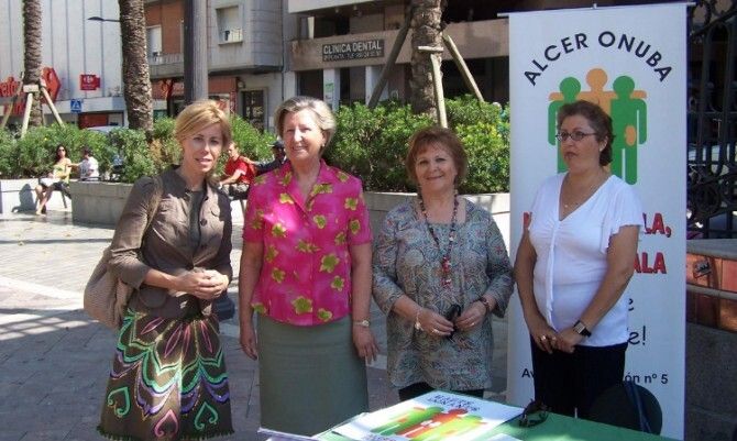 La delegada de Salud visita las mesas informativas sobre la donación de órganos