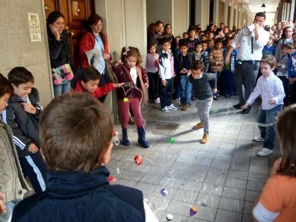 ‘Batalla de trompos’ en pleno centro de Huelva