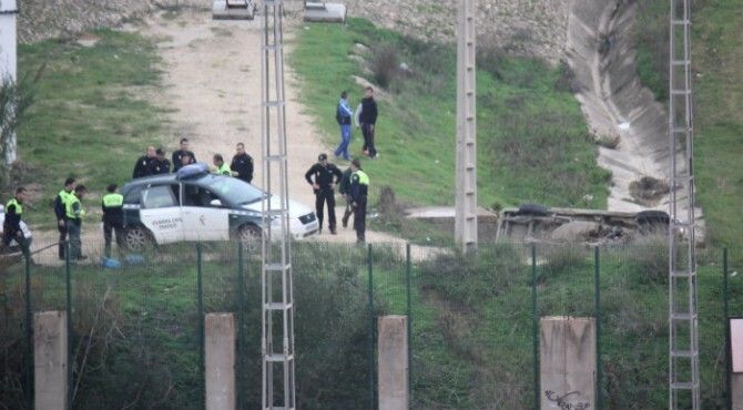 El conductor de la furgoneta que volcó se enfrento a la Guardia Civil con un hacha y una espada