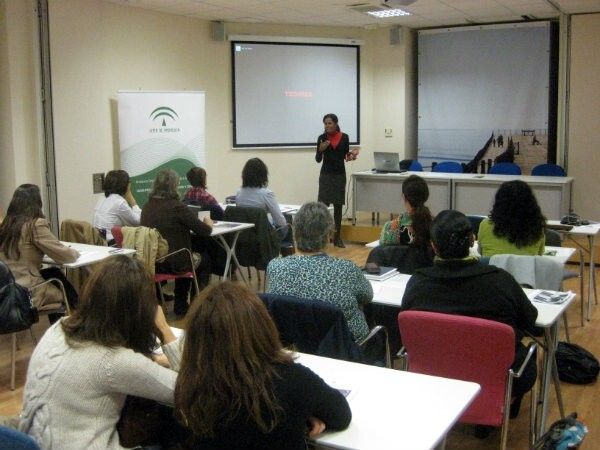 Empresarias de Huelva conocen las ventajas de los dispositivos móviles para sus actividades