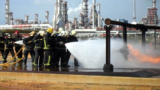 Bomberos andaluces realizan prácticas en la Refinería La Rábida de Cepsa