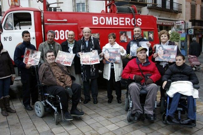 Los bomberos realizan un calendario solidario a favor de la Asociación de Esclerosis Múltiple Onubense