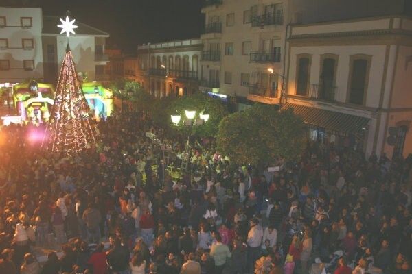 San Juan del Puerto da la bienvenida a la Navidad con un gran árbol solidario