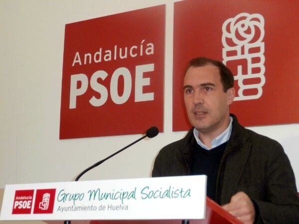 El PSOE acusa al alcalde de gastar dinero municipal 'en invitar a sus amigos a los toros, en comidas y en publicidad'