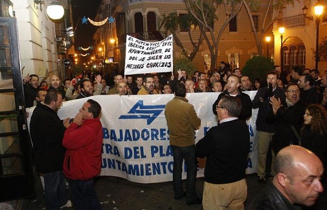 Los trabajadores de Emtusa mantienen el acoso sobre el equipo de Gobierno