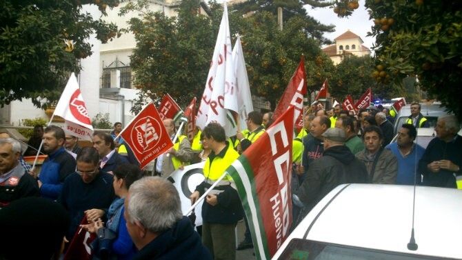 Centenares de trabajadores de Giahsa colapsan las calles exigiendo un plan de viabilidad