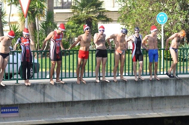 Ayamonte celebra su segunda travesía a nado para recibir a la Navidad