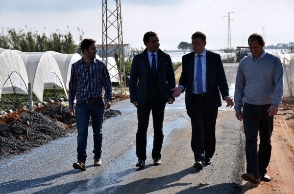 Moguer y Palos asfaltan los caminos de la Cerilla y el Chaparrillo