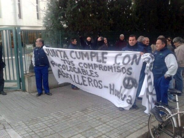 Recolocables de Astilleros se manifiestan por retrasos en las nóminas y la Junta dice que 'no hay pendiente' ninguna orden de pago