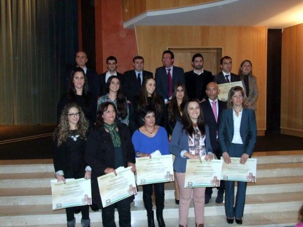 Lepe rinde homenaje a un grupo de universitarios que han finalizado sus estudios superiores