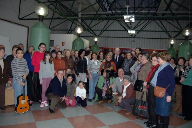 El alcalde visita los cursos de Cultura en los Barrios que se imparten en el Centro Social del Lazareto
