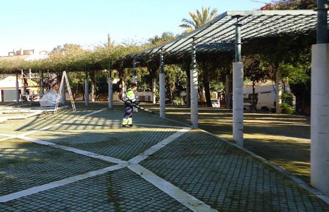 El Ayuntamiento acondiciona la barriada de San Sebastián para las fiestas del Patrón