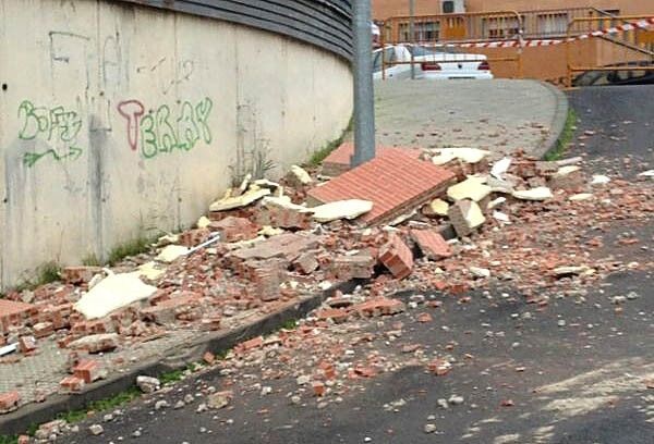 Se desprende parte de la fachada de un edificio junto al Huerto Paco