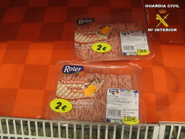 La Guardia Civil retira más de 200 productos caducados y expuestos para su venta en un supermercado