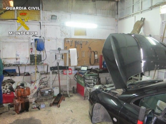 La Guardia Civil descubre un taller mecánico clandestino en Aroche