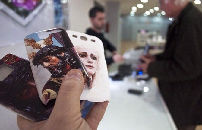 El runrún: Móviles customizados con cristos y vírgenes