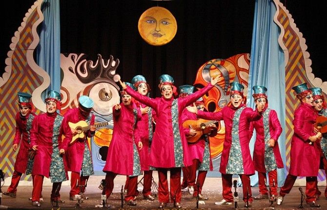‘Los voluntarios’, una chirigota para aspirar a todo, en la noche de Punta Umbría en el teatro
