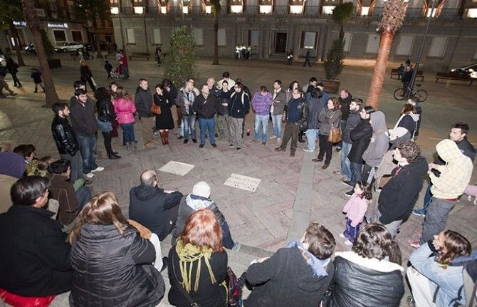 El 15-M decide no acampar y convoca una asamblea-protesta frente a la sede del PP