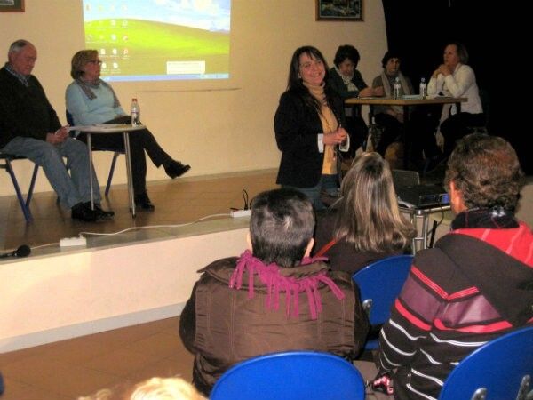 Los mayores de Punta Umbría ejercitan su memoria con 'Cuentos para pensar'