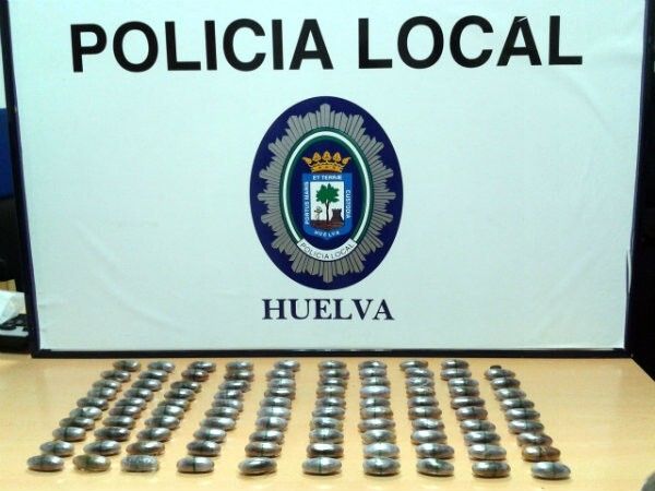 La Policía se incauta en dos actuaciones de tres tabletas y cien bellotas de cannabis