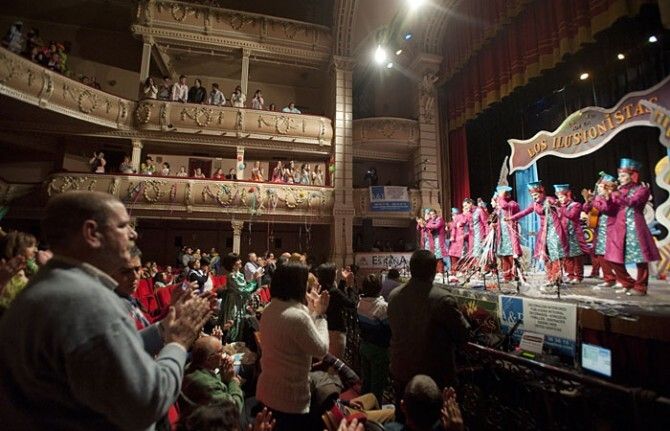 'Los ilusionistas' y 'La gallina vieja' triunfan en el Gran Teatro
