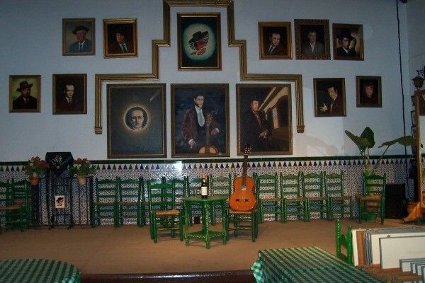 El pintor Antonio Muñoz expone su obra en la Peña Flamenca La Orden