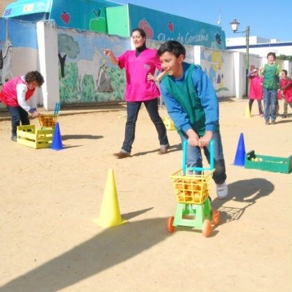 El Frutibus conciencia a los alumnos de Hinojos