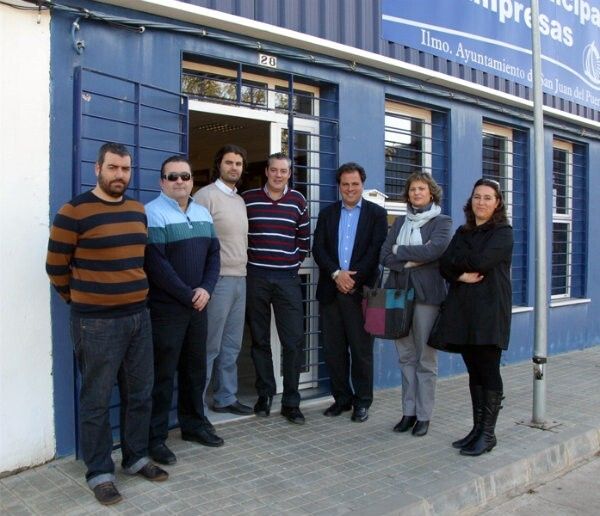 El alcalde de San Juan del Puerto se compromete a ser el apoyo para los empresarios del vivero municipal