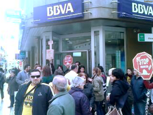 Afectados por la Hipoteca se concentran ante una sucursal para buscar soluciones a tres casos