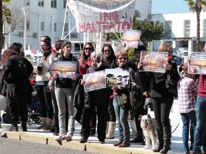 Manifestación en rechazo a la batida contra perros en Punta Umbría