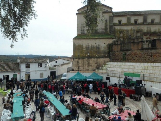 Gran participación en la tradicional degustación del cocido de Linares de la Sierra