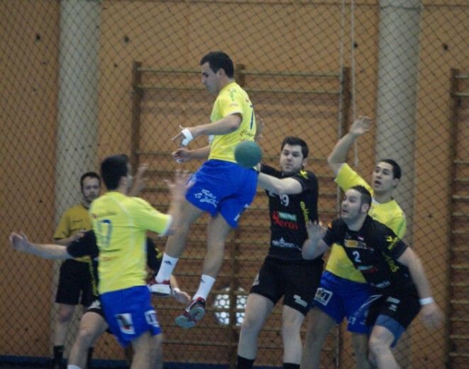 Un mal inicio y el arbitraje frustran una remontada de casta (25-25)
