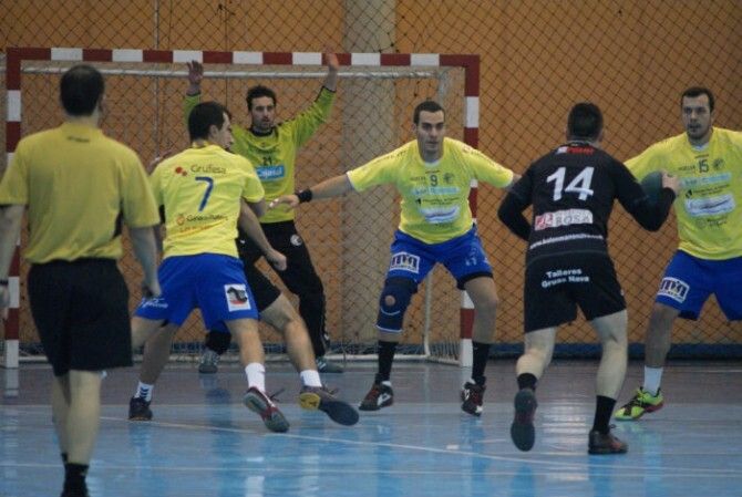 Un mal inicio y el arbitraje frustran una remontada de casta (25-25)
