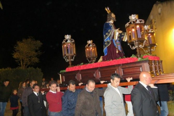 El Cristo del Amor presidió el vía crucis de las hermandades moguereñas