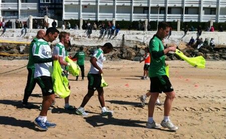 El Betis entrena en la playa de Matalascañas