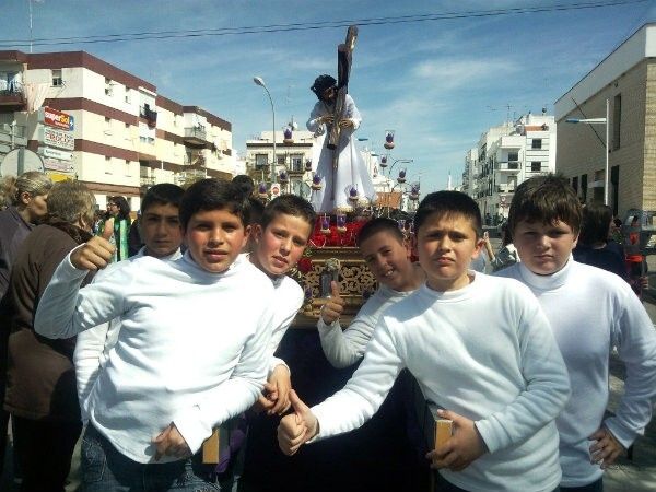 Más de 400 niños participan en Isla Cristina en su particular procesión de Semana santa