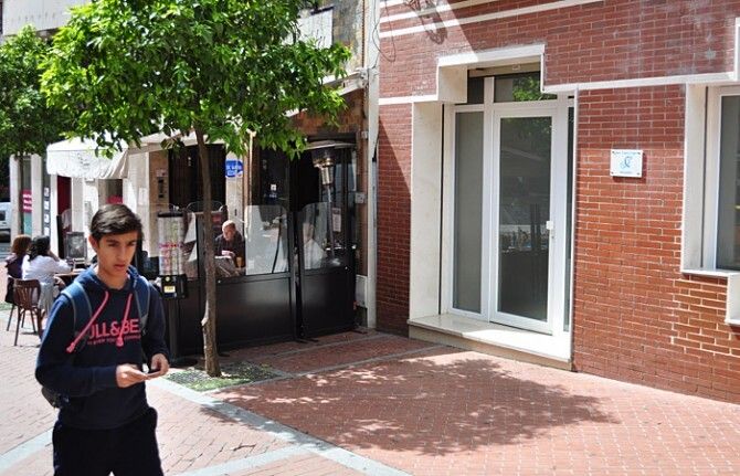 Dos encapuchados intentan robar en un despacho de abogados de la capital con pistolas simuladas