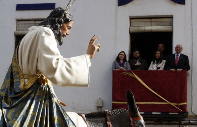 La Borriquita impone su esplendor alegre a la lluvia