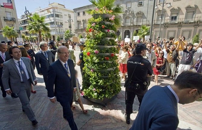 La reivindicación ciudadana y los fosfoyesos marcan la constitución del Ayuntamiento