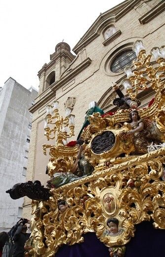 Tres Caídas levanta Huelva a su paso