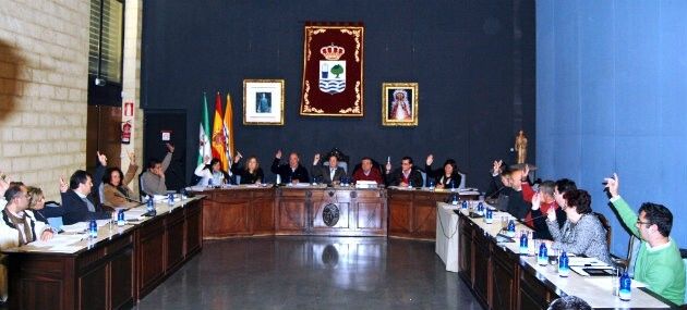 El pleno de Isla Cristina aprueba pedir a la Junta que aumente las licencias de marisqueo para los jóvenes
