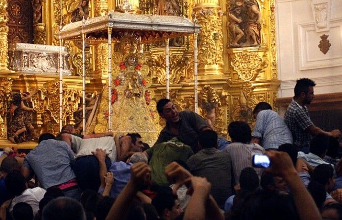 La rotura de uno de los varales suspende la procesión de la Virgen