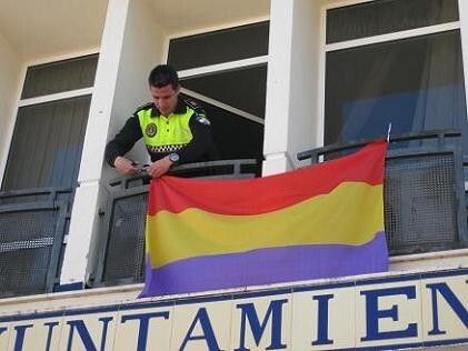 El Ayuntamiento de El Campillo denuncia a la Guardia Civil que le colgasen la bandera republicana de su balcón