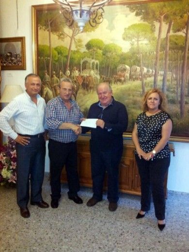 La Hermandad del Rocío de Huelva hace entrega del dinero recaudado en su solidario pase de trajes de gitana