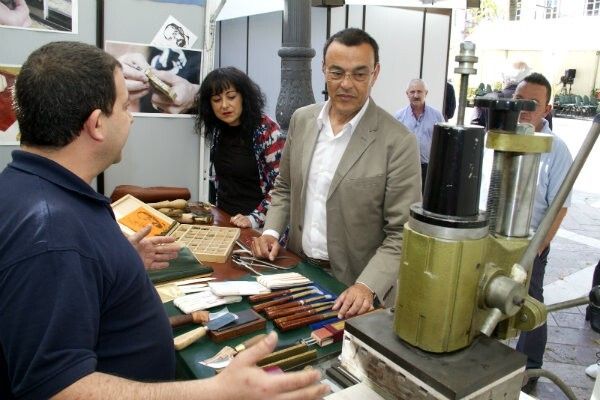 Caraballo destaca en la Feria del Libro que la Diputación trabaja 'para que la crisis no se lleve la cultura'