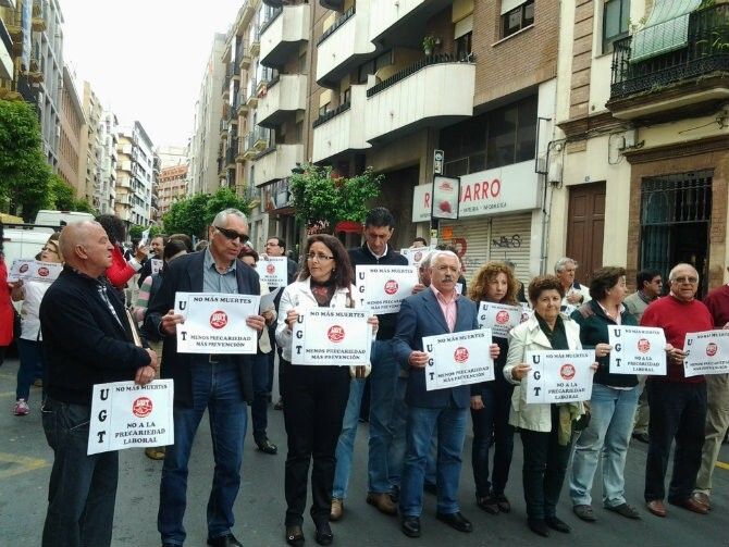 UGT se concentra como muestra de solidaridad con los trabajadores de la recogida de basura